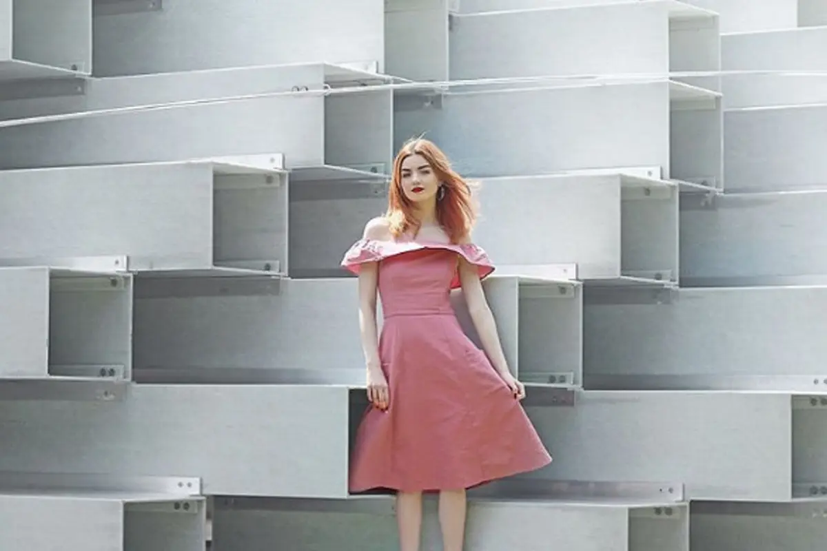 Meski Pakai Rok, Kamu Terlihat Keren dengan Tambahan Sepatu Kets