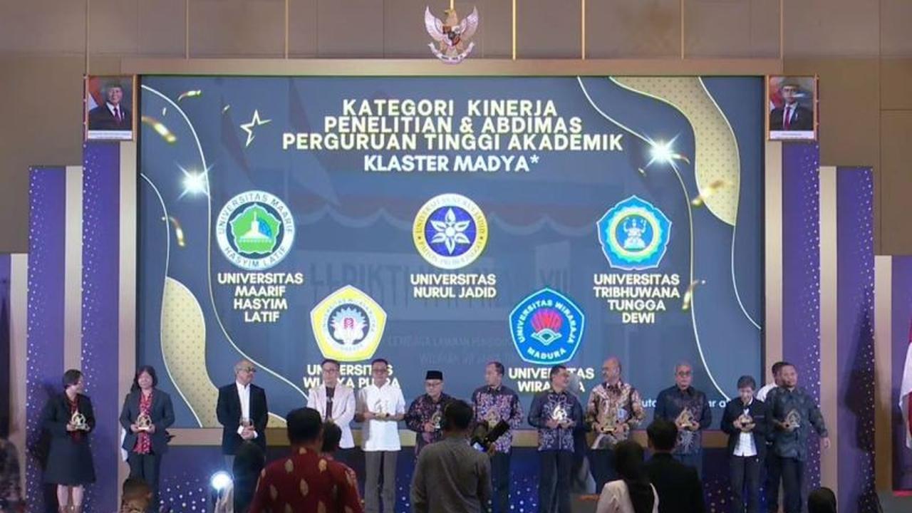 Trivia: Naik Peringkat Hampir Dua Kali Lipat! Unuja Paiton Raih Penghargaan Perguruan Tinggi Akademik Klaster Madya