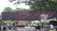 Warga Blokir Jalan Trans Sulawesi Selama Tiga Hari, Pohon Besar Ditebang Tutup Jalan