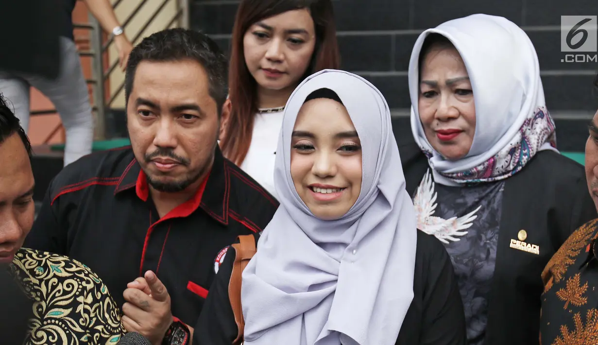 Salmafina didampingi sang ayah, Sunan Kalijaga usai menjalani sidang cerai perdana di Pengadilan Jakarta Barat, Rabu (24/01). Rumah tangga Taqy Malik dan Salmafina yang baru tiga bulan berjalan dirundung masalah. (Liputan6.com/Herman Zakharia)