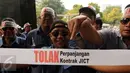 Sejumlah pekerja JICT melakukan aksi unjuk rasa di depan Gedung KPK, Jakarta, Kamis (10/3/2016). Dalam aksinya mereka menuntut penuntasan kasus perpanjangan kontrak PT Jakarta International Container Terminal (JICT). (Liputan6.com/Helmi Afandi)