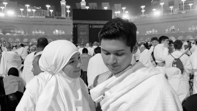 Potret Beby Tsabina Jalani Umroh dengan Suami. (instagram/bebytsabina)