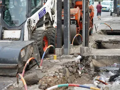 Kondisi trotoar yang rusak dan berlubang di Jalan Raya Pasar Minggu, Jakarta, Jumat (13/9/2019). Selain mengganggu kenyamanan, kondisi trotoar yang rusak tersebut juga membahayakan pejalan kaki, terutama saat malam hari. (Liputan6.com/Immanuel Antonius)