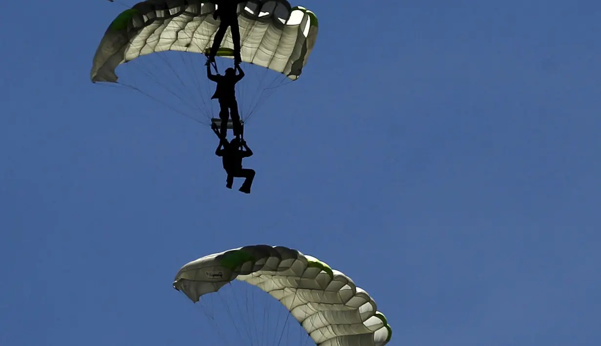 Militer Kolombia melakukan aksi terjun payung selama acara F-Air Colombia 2015 di Rionegro, Kolombia (9/7/2015). (REUTERS/Fredy Builes)