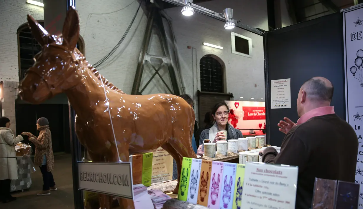 Peserta pameran memperkenalkan produk cokelat kepada pengunjung di Pameran Cokelat Brussel ketujuh di Brussel, Belgia (13/2/2020). Pameran ini mempertemukan lebih dari seratus pembuat cokelat, koki pastri, manisan, dan produsen kakao, dibuka pada Kamis (13/2) di ibu kota Belgia. (Xinhua/Zhang Cheng)