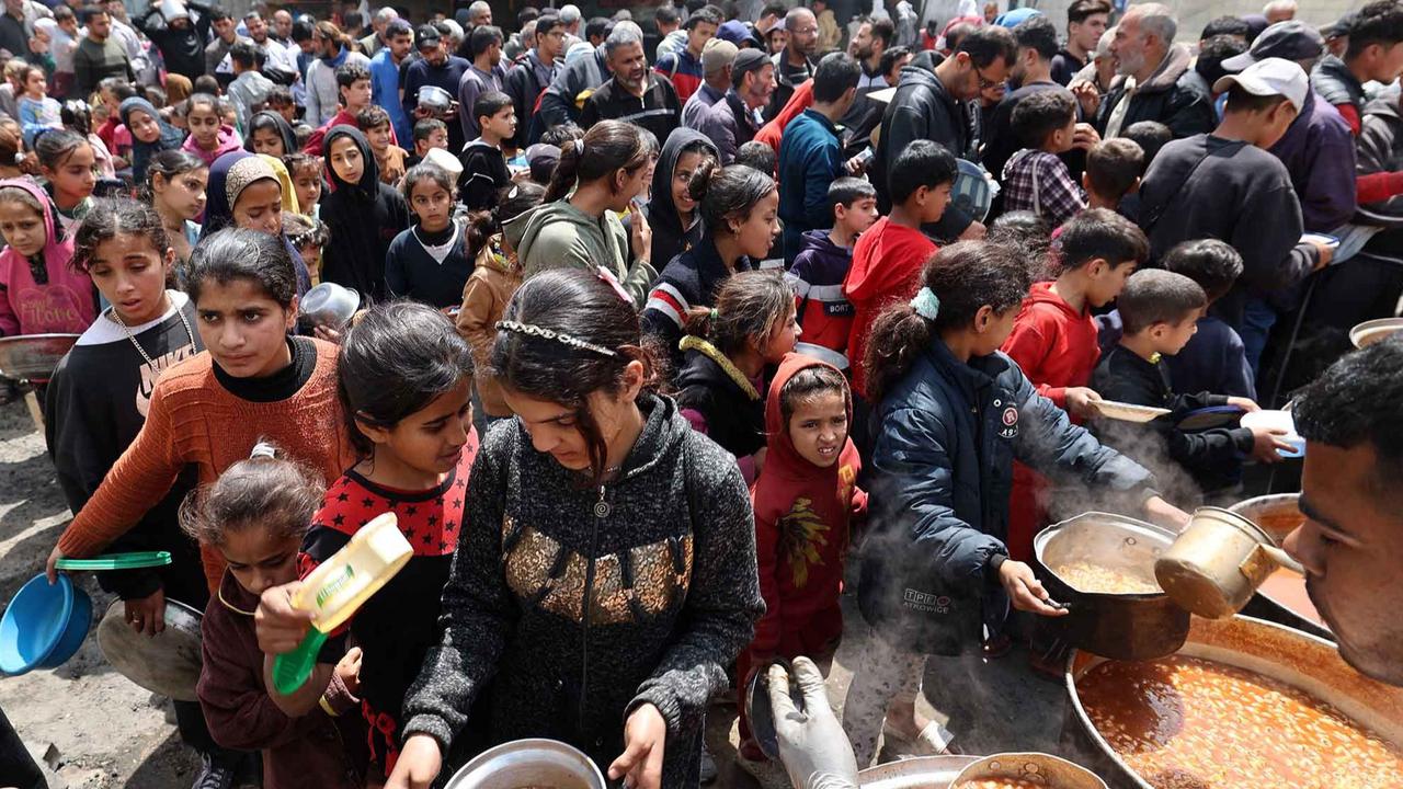 FOTO: Pilu! Ratusan Anak Gaza Kelaparan Mengantri Makanan