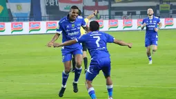 Pemain Persib Bandung, Uilliam Barros, melakukan selebrasi setelah mencetak gol ke gawang Persis Solo dalam pekan kesepuluh BRI Super League di Stadion Gelora Bandung Lautan Api (GBLA), Bandung, pada Senin (27/10/2025) malam WIB. (Bola.com/Erwin Snaz)