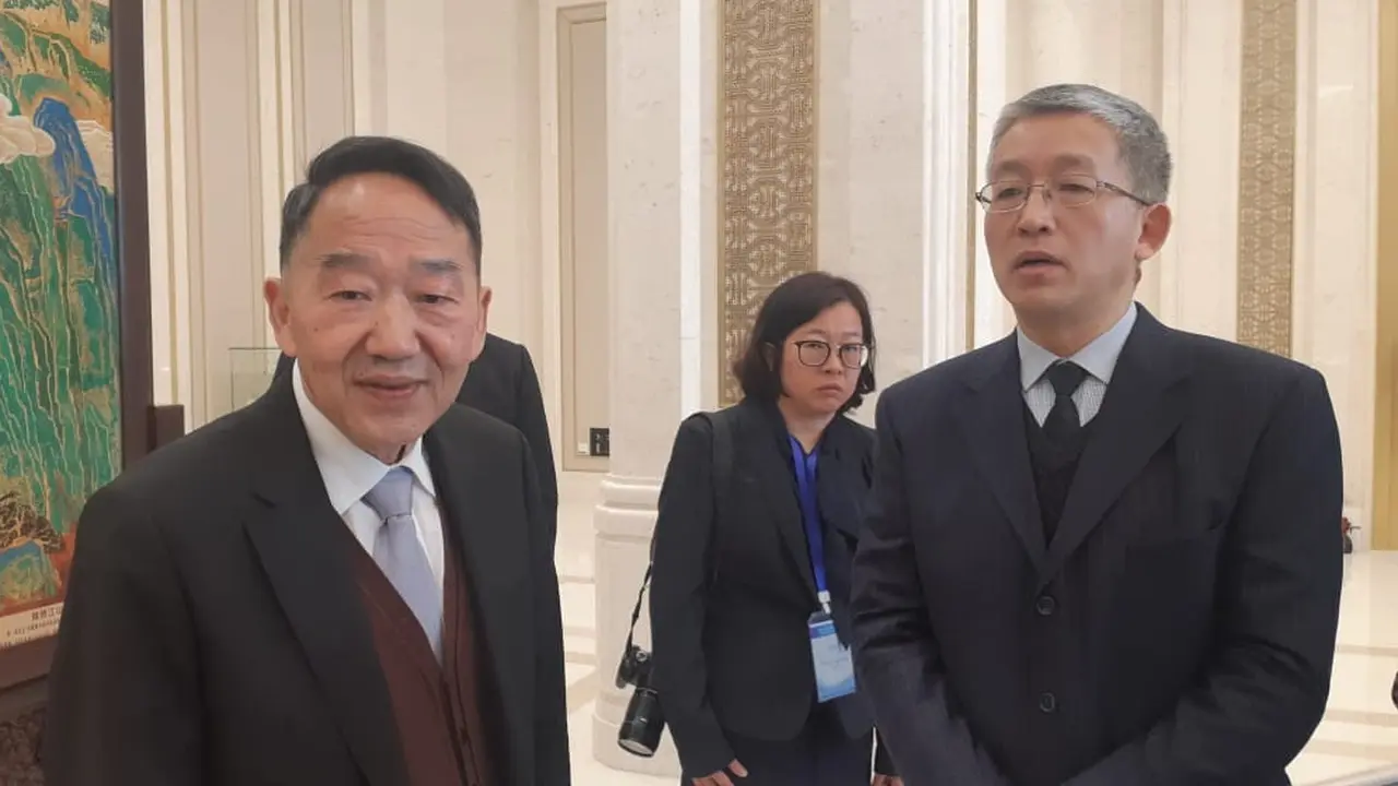 Wakil Menteri Departemen Publisitas China (CPCPD), Jiang Jianguo (kiri) berbicara melalui penerjemah (kanan) kepada jurnalis Indonesia di Beijing (20/2/2019) (Rizki Akbar Hasn / Liputan6.com)