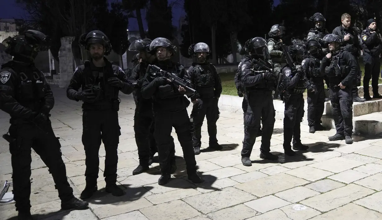 Penggerebekan terjadi sebelum fajar pada Rabu, 5 April 2023 dan melukai tujuh orang, menurut saksi mata. (AP Photo/Mahmoud Illean)