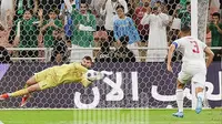 Kiper Timnas Indonesia, Maarten Paes berhasil menepis eksekusi penalti pemain Arab Saudi, Salem Al Dawsari pada laga matchday pertama putaran ketiga Kualifikasi Piala Dunia 2026 zona Asia Grup C di King Abdullah Sports City Stadium, Jeddah, Arab Saudi, Jumat (6/9/2024) dini hari WIB. (Instagram PSSI)