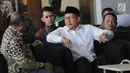 Menteri Agama Lukman Hakim Saifuddin berada di ruang tunggu sebelum menjalani pemeriksaan di Gedung KPK, Jakarta, Rabu (8/5/2019). Lukman diperiksa sebagai saksi kasus dugaan suap seleksi jabatan di lingkungan Kementerian Agama tahun 2018-2019 dengan tersangka Romahurmuziy. (merdeka.com/Dwi Narwoko)