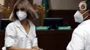 Pasangan selebritas Nia Ramadhani (kiri) bersama suaminya, Ardi Bakrie saat menjalani sidang lanjutan kasus dugaan penyalahgunaan narkoba di Pengadilan Negeri Jakarta Pusat, Kamis (9/12/2021). Sidang lanjutan tersebut mendengar keterangan saksi ahli. (Liputan6.com/Helmi Fithriansyah)