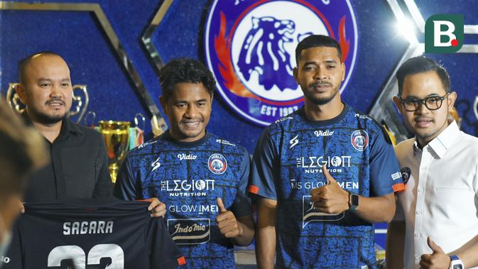 Manajer tim Arema, Ali Rifki dan Presiden Arema Gilang Widya Pramana memperkenalkan Ilham Udin Armayn dan Hasim Kipuw sebagai pemain baru. (Bola.com/Iwan Setiawan)