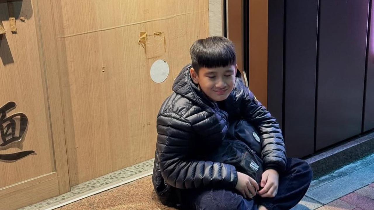 Potret Rafathar Duduk di Depan Toko Jepang, Sorotan dari Unggahan Raffi Ahmad