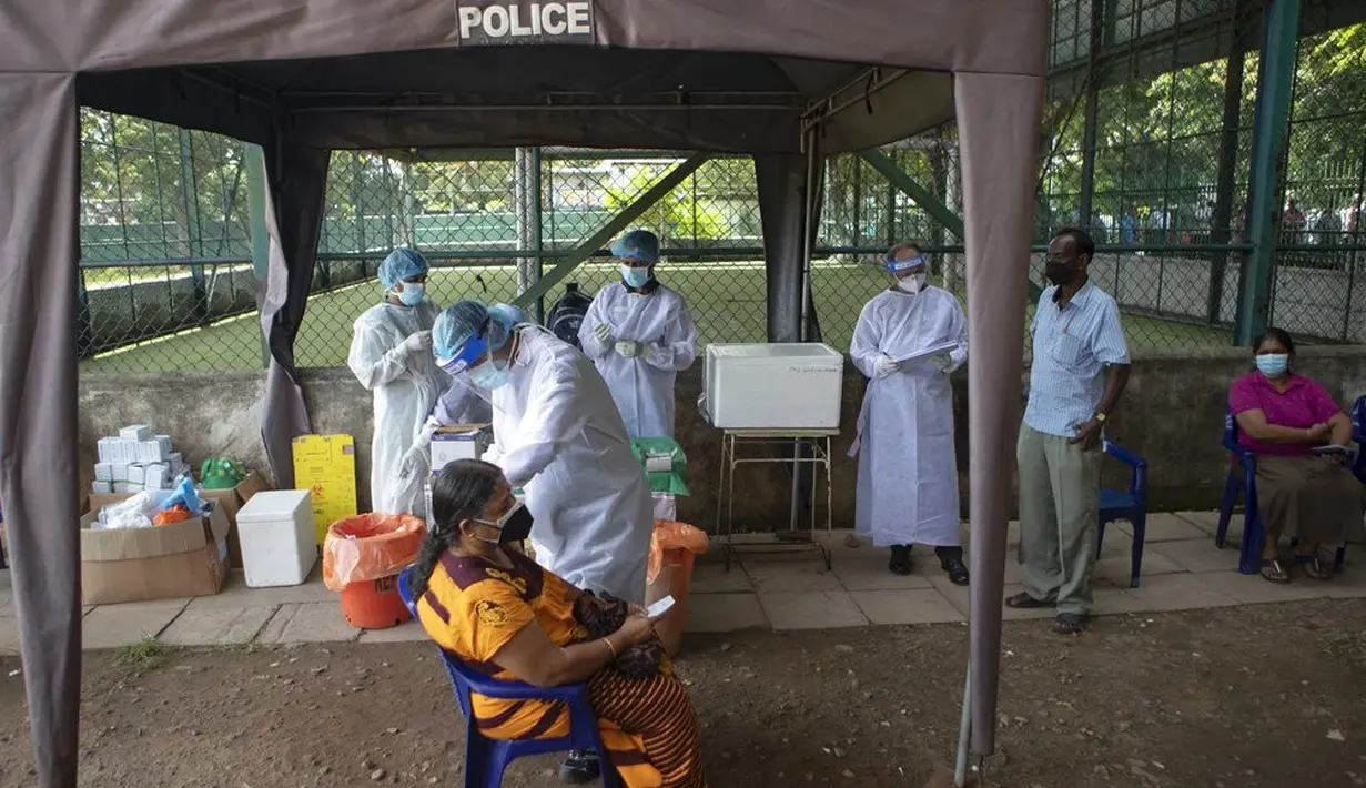 Tentara Sri Lanka memberikan vaksin Pfizer COVID-19 kepada wanita lanjut usia di tempat vaksinasi di Kolombo, Rabu (7/7/2021). Sri Lanka memberikan Pfizer untuk dosis kedua kepada mereka yang dibiarkan menunggu usai menerima AstraZeneca sebagai yang pertama awal tahun ini. (AP/Eranga Jayawardena)