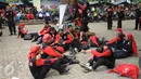Beberapa buruh terduduk di halaman Masjid Jayakarta, Pulogadung Jakarta usai menempuh perjalanan dari Bandung-Jakarta, Jumat (20/11/2015). Para buruh menuntut pencabutan PP no 78 tentang pengupahan. (Liputan6.com/Helmi Fithriansyah)
