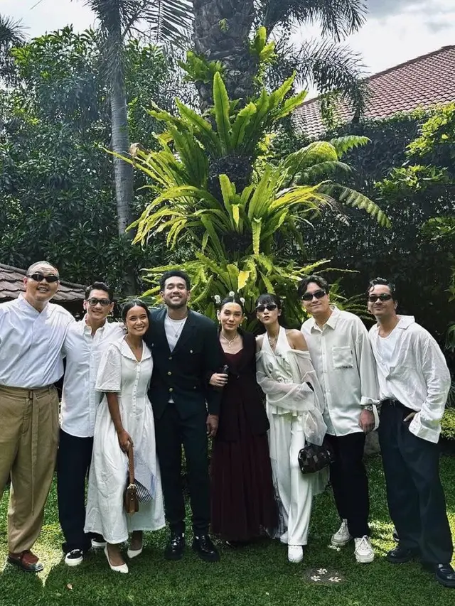 6 Gaya Unik Jelita Clough Resmi Menikah dengan Teddy Adhitya, Padukan Dress Maroon dan Blazer Modern dengan Aksesori Tradisional