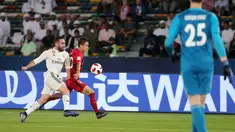 Striker Kashima Antlers, Hiroki Abe menggiring bola dari kawalan bek Real Madrid, Dani Carvajal selama semifinal Piala Dunia Klub FIFA 2018 di Zayed Sports City Stadium di Abu Dhabi, UEA pada 19 Desember 2018. Barcelona resmi mendapatkan Hiroki Abe dari Kashima Antlers. (AFP Photo/Karim Sahib)