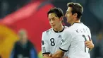 Selebrasi gol dari Mesut Ozil (kiri) dan Miroslav Klose ketika Jerman mengalahkan Turki 3-0 pada laga kualifikasi Euro 2012 di Munich pada 8 Oktober 2010. AFP PHOTO/ROBERT MICHAEL  