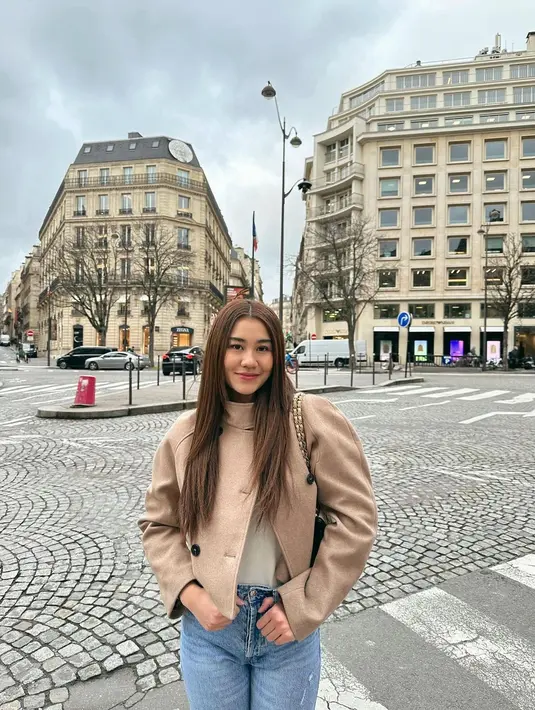 Di momen lain, Aaliyah tampil dengan double breasted wool blazer warna coklat. Blazer tersebut juga ia padukan dengan inner putih. [@aaliyah.massaid]