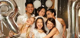 Dapat Kejutan dari Para Bridesmaid, Aura Bride-to-Be Jennifer Coppen Kian Terpancar. [@jennifercoppenreal20].