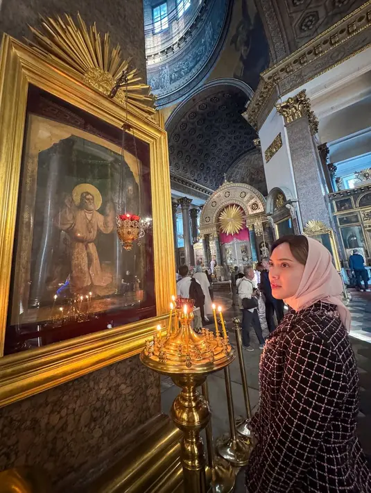 Kunjungi sebuah gereja di St. Petersburg, Shandy Aulia tampil feminin mengenakan kerudung [@shandyaulia]