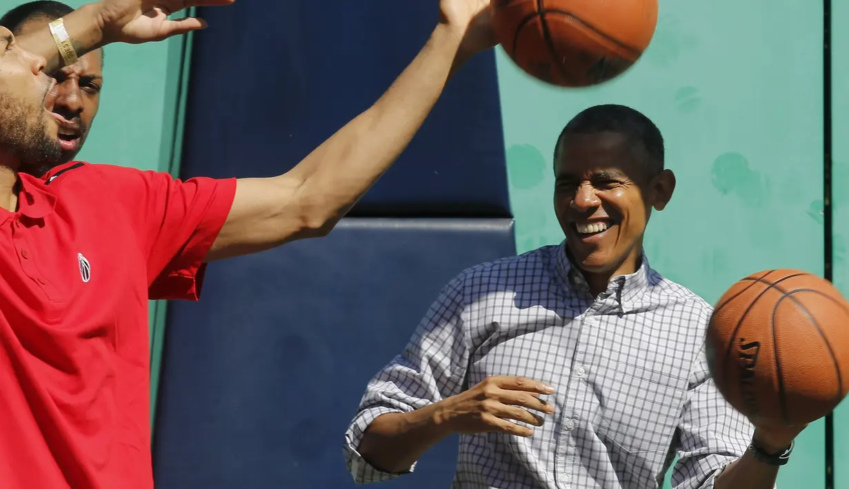 Presiden AS Barack Obama bermain basket saat perayaan Paskah Egg Roll di Gedung Putih,  Washington DC, Senin (6/4/2015). (Reuters/ Jonathan Ernst) 