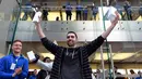 David Rahimi merupakan seorang fanboy Apple sejati yang menjadi pembeli pertama iPhone 6 di Sydney, Australia, (19/9/14). (AFP PHOTO/Saeed KHAN)