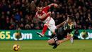 Usaha striker Middlesbrough, Alvaro Negredo, mencetak gol coba dihalangi pemain Chelsea dalam lanjutan Premier League di Stadion Riverside, Middlesbrough, Minggu (20/11/2016). (Reuters/Andrew Yates)
