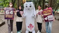 Maskot Piala Dunia 2022, La'eeb, menyapa warga Bekasi di Taman Hutan Kota Patriot Bekasi, Jumat (4/11/2022) sore WIB.