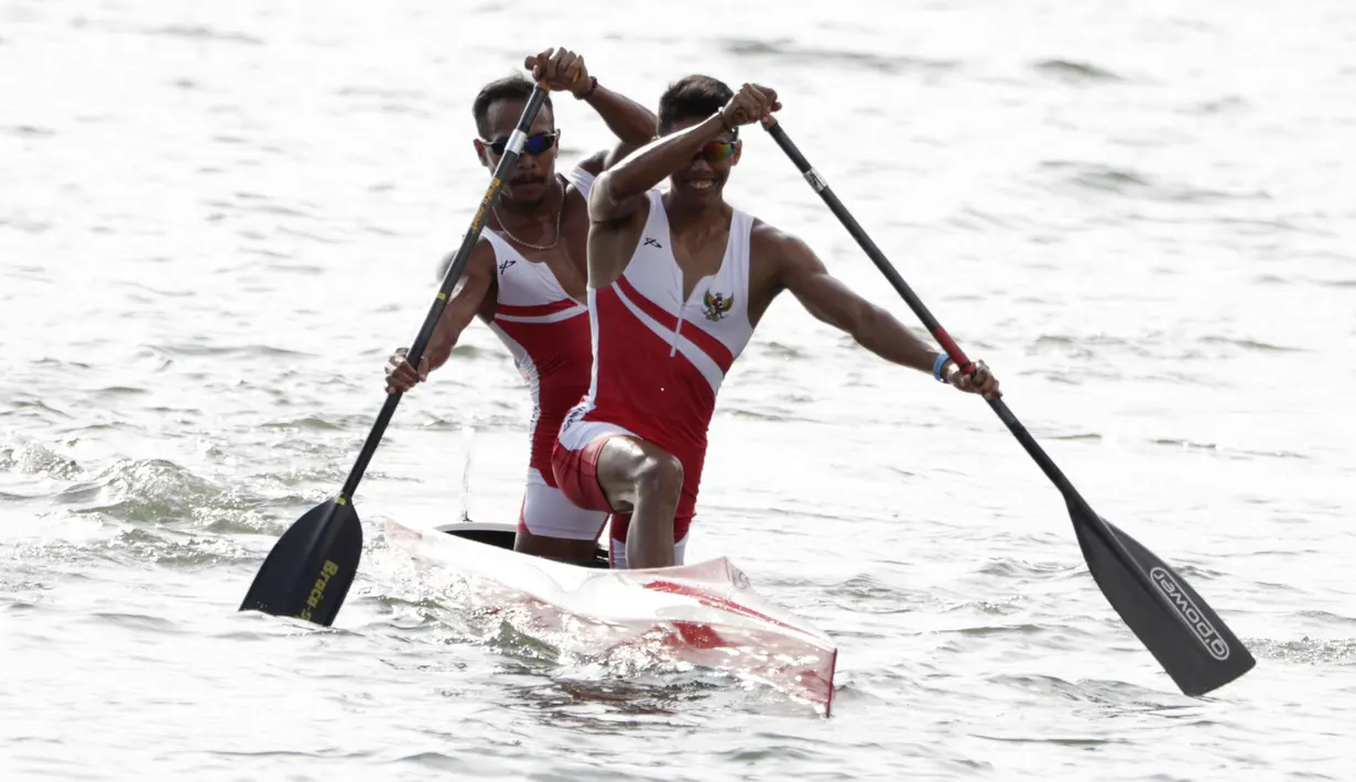 Pasangan Indonesia, Anwar Tara dan Yuda Firmansyah, saat beraksi pada SEA Games 2019 cabang kano nomor 1000 meter putra di Subic, Filipina, Jumat (6/12). Pasangan Indonesia berhasil meraih medali emas. (Bola.com/M iqbal Ichsan)