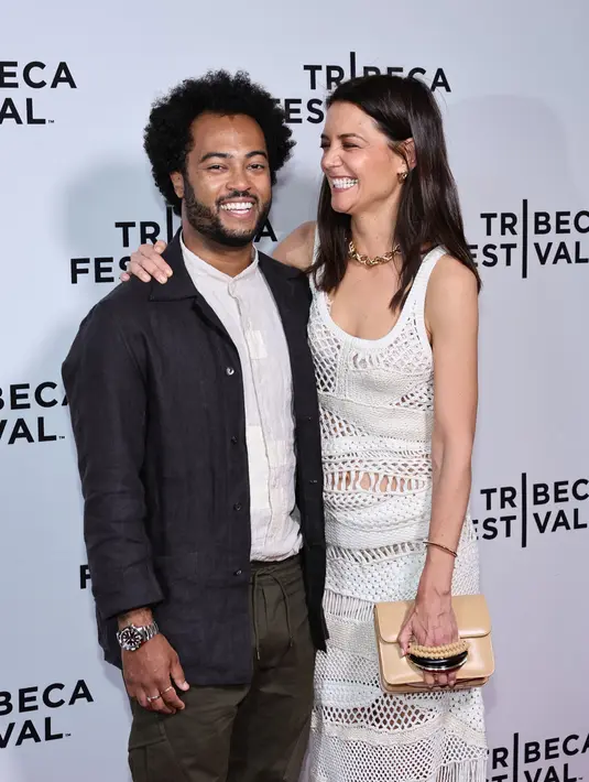 Katie Holmes dan kekasih barunya, Bobby Wooten saat menghadiri pemutaran perdana "Alone Together" di Teater SVA selama Festival Tribeca 2022 di New York (14/6/2022). Aktris Dawson's Creek yang 43 tahun itu pun tak sungkan jalan bareng dan pacar musisinya yang menginjak 33 tahun. (AFP/Theo Wargo)