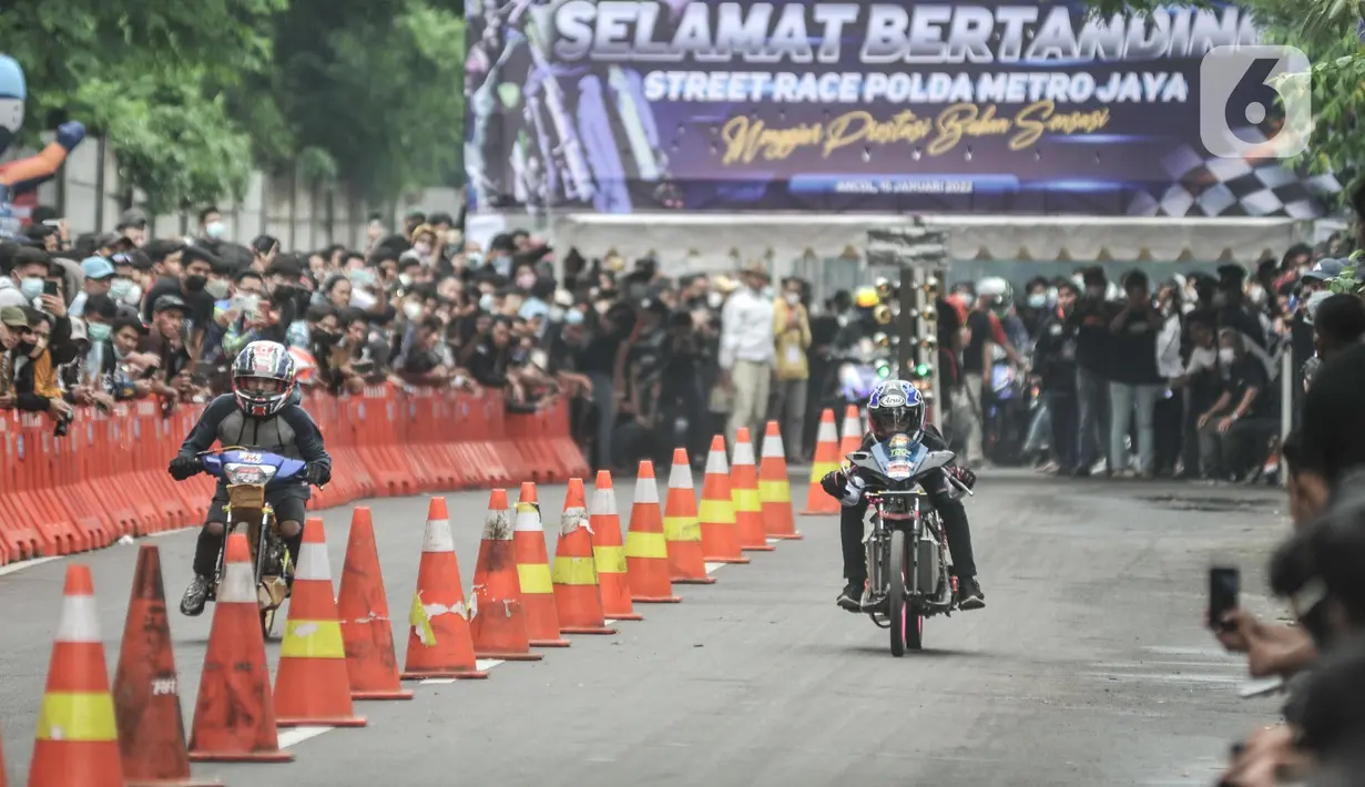 Pebalap memacu sepeda motor saat mengikuti Street Race Polda Metro Jaya di Kawasan Ancol, Jakarta Utara, Minggu (16/1/2022). Sebanyak 350 pebalap turut meramaikan balap jalanan bersama komunitas Street Race di Ancol. (merdeka.com/Iqbal S. Nugroho)