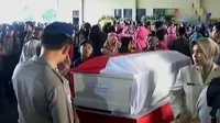 Setibanya di Bandara Soekarno Hatta, delapan peti jenazah langsung diantarkan ke markas komando polisi udara di Pondok Cabe, Tangsel. 
