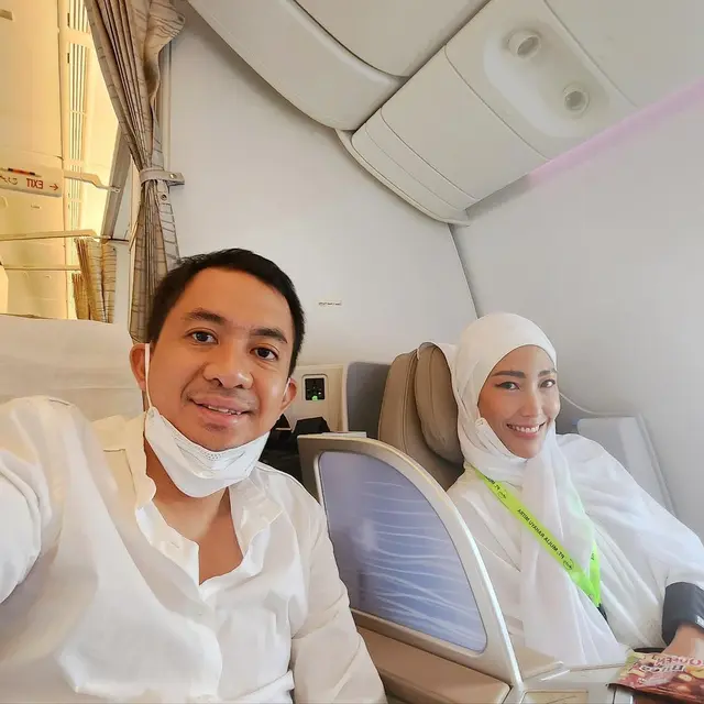Potret mesra Ayu Dewi dan Regi Datau saat umrah