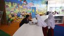 Siswa Sekolah Dasar (SD) membaca buku di ruang baca Perpustakaan Nasional (Perpusnas), Jakarta, Selasa (18/2/2020). Selain megah dan memiliki koleksi lengkap, Perpusnas juga menyediakan ruangan perpustakaan untuk anak-anak, layanan untuk penyandang disabilitas dan lansia. (Liputan6.com/Angga Yuniar)