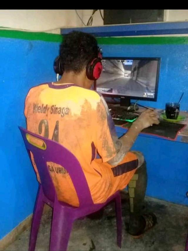 7 Potret Kocak Kejadian Tak Biasa di Warnet, Bikin Kamu Senyum