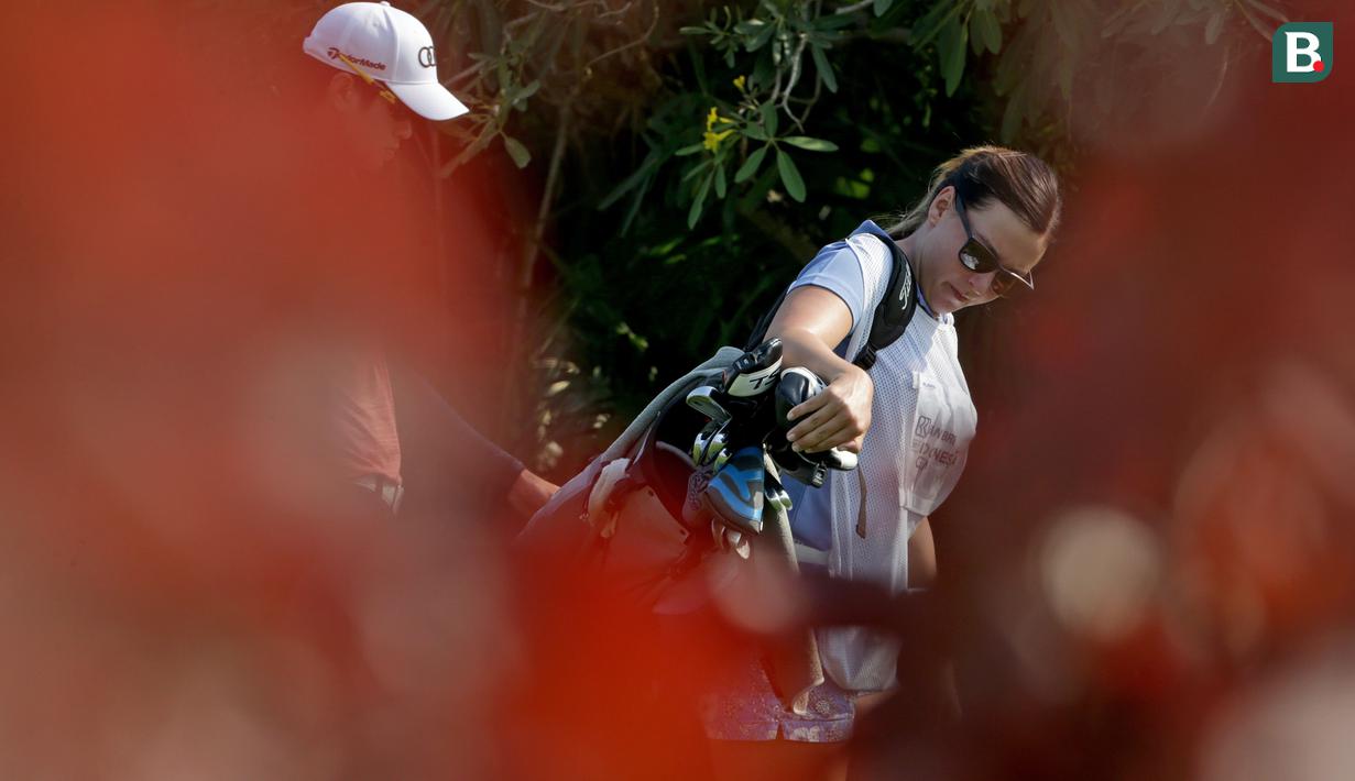 Beban bawaan yang mesti dibawa seorang caddie bisa mencapai sekitar 30 kilogram. Dan beban tersebut mesti dibawanya dengan berjalan kaki di bawah panas terik matahari. (Bola.com/Peksi Cahyo)