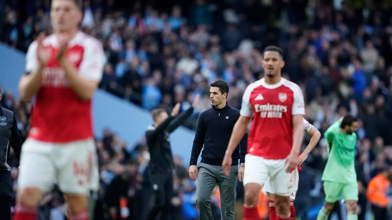 Mikel Arteta masuk ke lapangan usai laga Manchester City vs Arsenal di pekan ke-33 Liga Inggris 2025/2026 di Etihad Stadium, Minggu (19/04/2026) malam WIB.