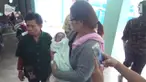 Seorang bayi dilempar dari lantai 5 oleh ibu kandungnya yang masih remaja. Beruntung bayi itu selamat karena terjatuh tepat di tumpukan daun pisang.