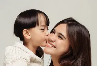 Audi Marissa menunjukkan betapa bahagia dirinya menjadi seorang ibu anak satu saat pemotretan [@audimarissa]
