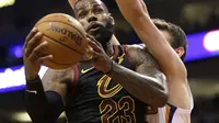 Aksi LeBron James saat Cavaliers kalahkan Phoenix Sun (AP Photo/Rick Scuteri)