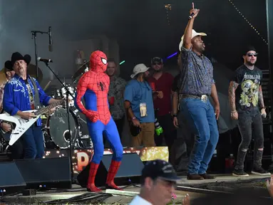 Cowboy Troy, Spider Man dan DJ Sinister bergabung dengan Big Kenny dan John Rich dari Big and Rich di atas panggung selama Thunder Country - Hari ke empat di Twin Lakes, Wisconsin (23/7). (Rick Diamond / Getty Images Country Thunder / AFP)