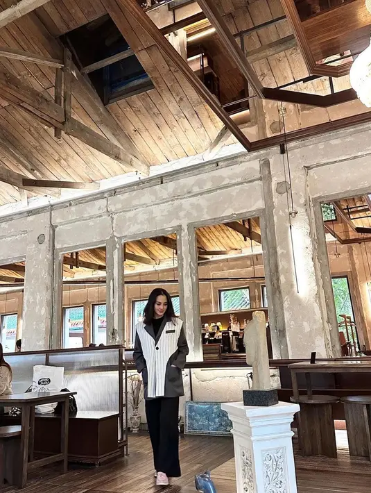 Sebagai penutup, Ririn memilih loafer suede berwarna pink yang kontras untuk sentuhan feminin [@ririnekawati]