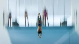 Atlet loncat indah putri Indonesia, Gladies Lariesa Garina melakukan lompatan saat sesi pemanasana dalam nomor papan 30 meter Indonesia Open Aquatic Championships 2025 (IOAC 2025) di Stadion Akuatik, GBK, Kamis (26/11/2025). (Bola.com/Bagaskara Lazuardi)
