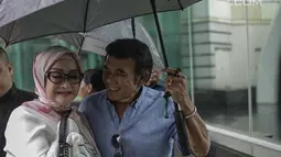 Ekspresi Rhoma Irama bersama istrinya Ricca Rachim saat tiba untuk menghadiri konferensi pers indosiar Ramadhan Penuh Berkah di Jakarta, Kamis (26/4). Ricca pertama kali bertemu dengan Rhoma pada tahun 1979. (Liputan6.com/Faizal Fanani)