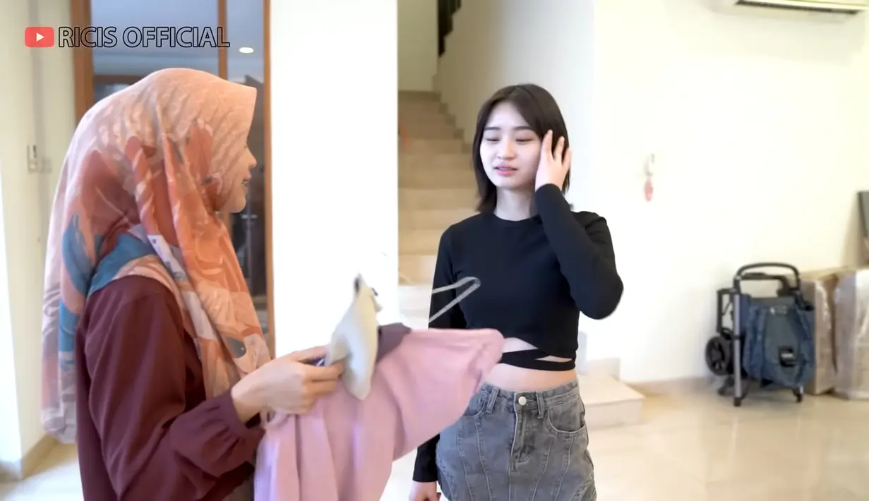 Ricis melakukan beberapa 'trik' untuk membuat kontennya viral. Salah satunya dengan memakaikan hijab untuk tamunya dan jadi judul. [YouTube Ricis Official]