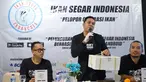 Pendiri Ikan Segar Indonesia, Ronald (kiri), Catur (tengah) serta Rachmat Ferdiansyah selaku Commerce Director saat menunjukan kemasan Ikan Segar Indonesia di Jakarta, Kamis (30/11). (Liputan6.com/Pool/Ridho)