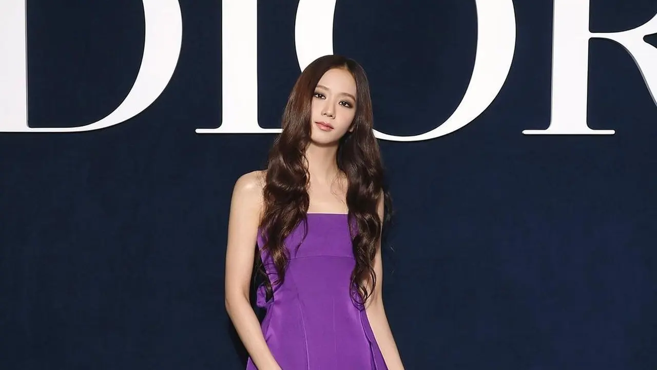 Cantiknya Jisoo Blackpink dalam Balutan Gaun Ungu Dior di Paris Fashion Week 2023