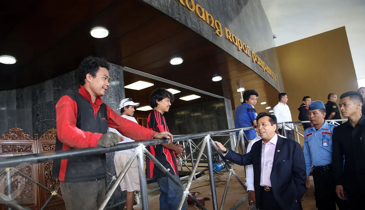 Ketua DPR Setya Novanto berbincang dengan pekerja saat mengecek kesiapan ruang rapat Paripurna I di Gedung Kura - Kura, Kompleks Parlemen, Senayan, Jakarta, Senin (27/2). (Liputan6.com/Johan Tallo)